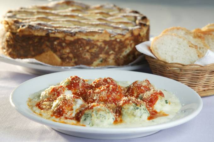 Nhoque rina, de ricota e espinafre aos molhos branco e de tomate, do restaurante Nello’s.