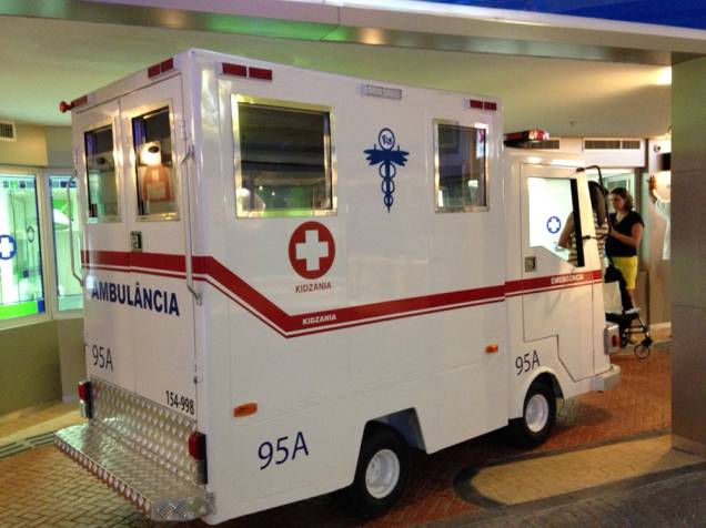 A ambulância: crianças fazem o papel de enfermeiros e médicos