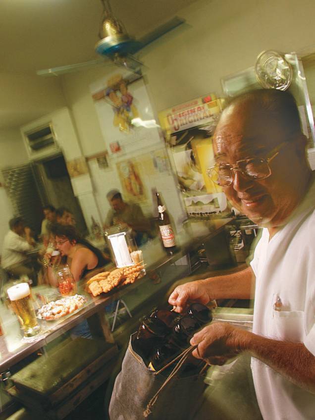	Luiz Nozoie, anfririão do bar que leva seu nome, em foto de 2004