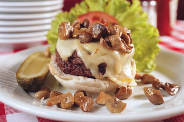 Hambúrguer com queijo emmental, cogumelo paris, alface e tomate, do restaurante P.J. Clarkes