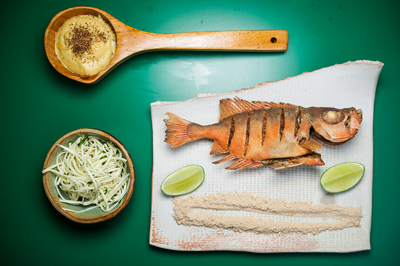 Peixe-vermelho vem com purê de banana e palmito pupunha desfiado