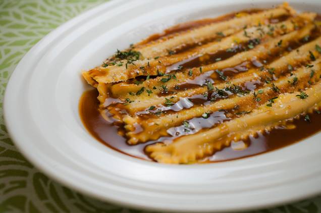 Pappardelle de cordeiro ao molho da carne aromatizado por tomilho