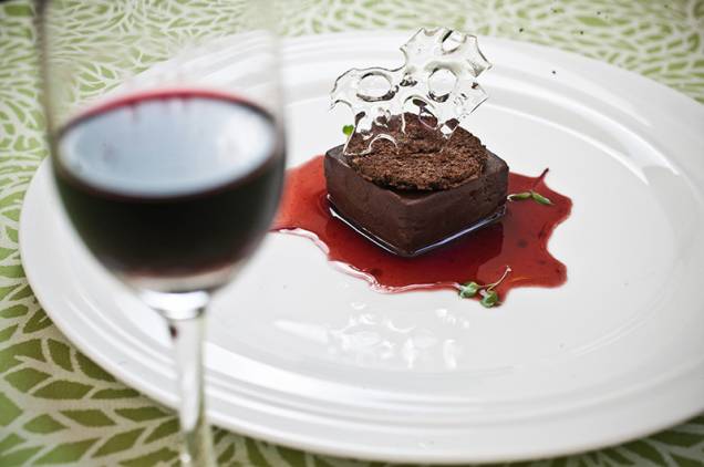 A tortinha de chocolate ao vinho tinto leva calda de redução de vinho do Porto