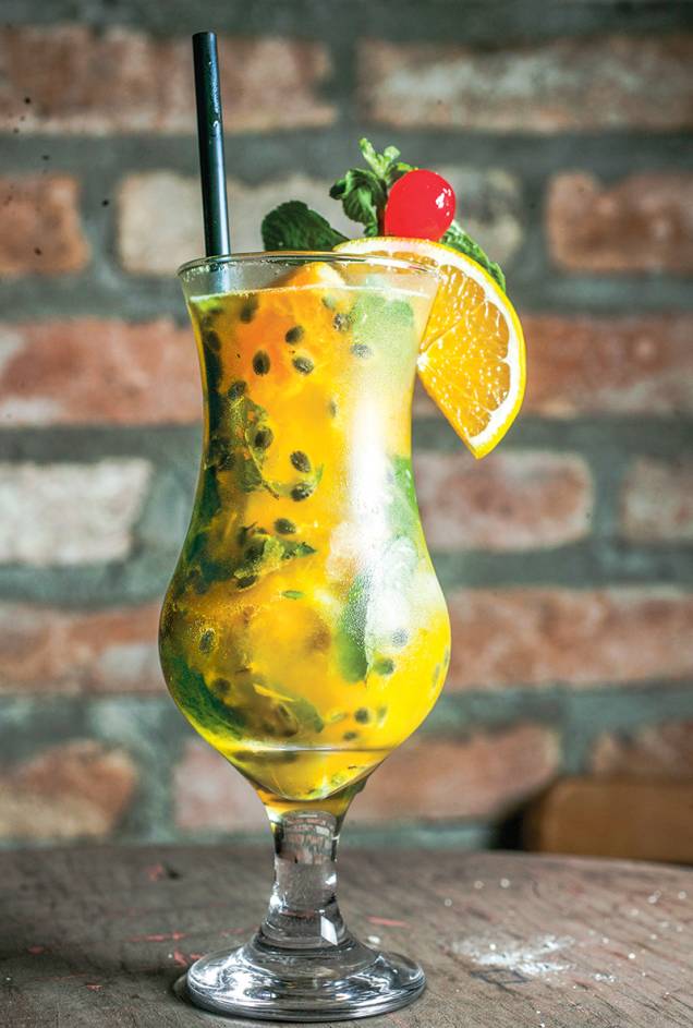 Drinque da casa: rum, maracujá e outras frutas amarelas mais hortelã e manjericão