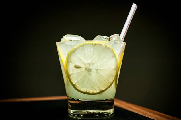 A caipirinha de lima-da-pérsia A caipirinha de lima-da-pérsia