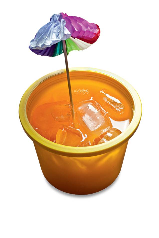 Rei da praia: vodca aromatizada com manga, suco de tangerina e manjericão