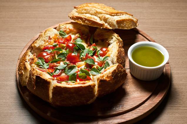 Panette: pão italiano redondo sem a tampa recheado de mussarela de búfala, parmesão e cubos de tomate Panette: pão italiano redondo sem a tampa recheado de mussarela de búfala, parmesão e cubos de tomate