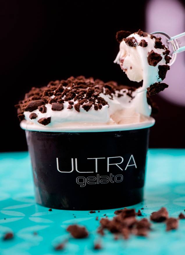 O gelado de baunilha mais brownie e marshmallow é finalizado por pedaços de biscoito Oreo O gelado de baunilha mais brownie e marshmallow é finalizado por pedaços de biscoito Oreo