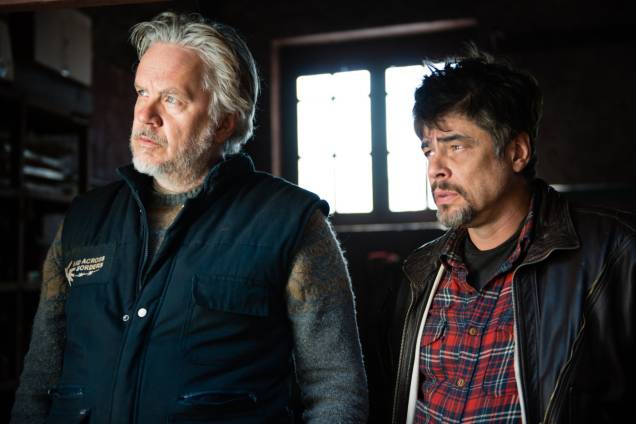 Um Dia Perfeito: Benicio Del Toro e Tim Robbins