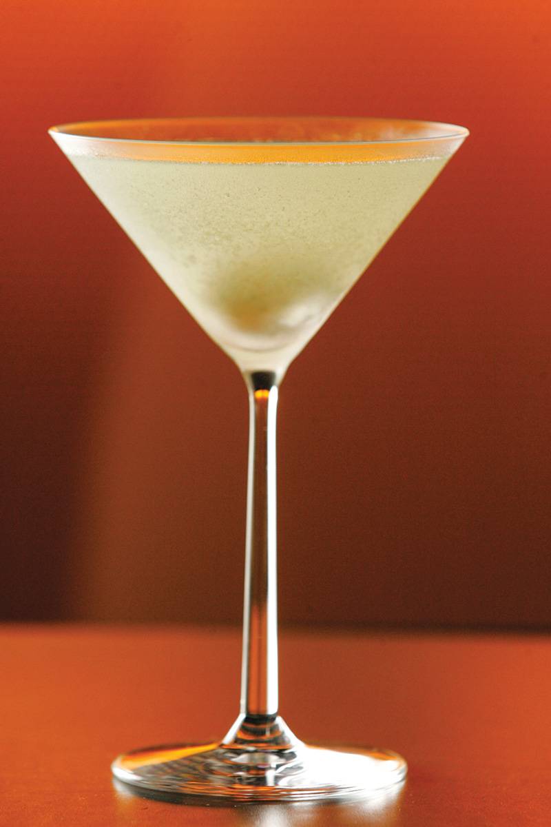 Vodca, vermute, licor de lichia e raiz-forte compõem o leve martini wassabi Vodca, vermute, licor de lichia e raiz-forte compõem o leve martini wassabi