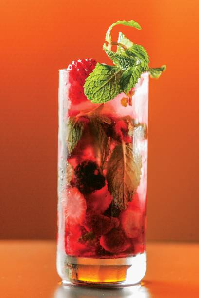 Elyx mojito: vodca no lugar do rum, leva hortelã, amora, framboesa, morango e água com gás. Elyx mojito: vodca no lugar do rum, leva hortelã, amora, framboesa, morango e água com gás.