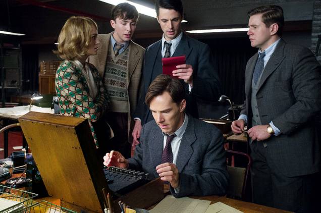 O Jogo da Imitação: Cumberbatch (sentado) e o grupo de criptógrafos, juntos para decifrar um código nazista