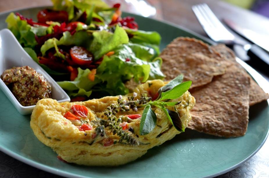 Bistrô Ó-Chá: omelete de queijo com molho de mostarda à l’ancienne