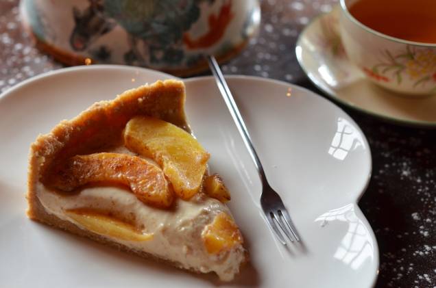 Bistrô Ó-Chá: cheesecake de manteiga de amendoim com pêssegos grelhados
