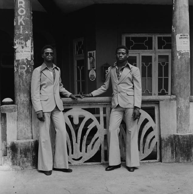 Retrato de homens na Nigéria são apresentadas na sala com trilha sonora de Fela Kuti