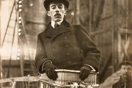 Santos Dumont_exposicao itau cultural 03-sd-na-barquilha-de-um-dos-dirigiveis_repr-iara-venanzi-itaucultural.jpeg