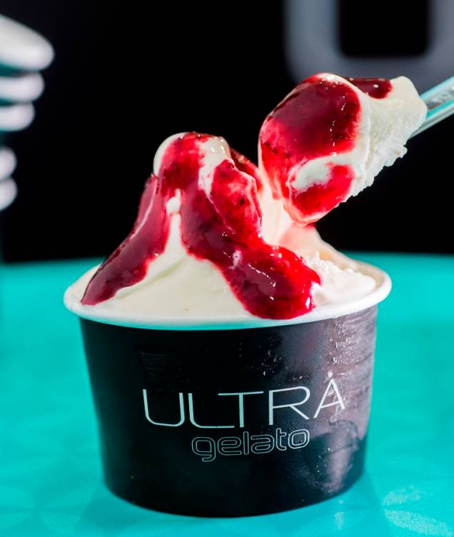Massas inventivas são depositadas no copinho, como a que leva cream cheese, biscoito e calda e frutas vermelhas Massas inventivas são depositadas no copinho, como a que leva cream cheese, biscoito e calda e frutas vermelhas