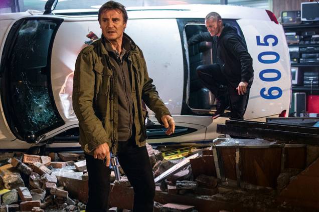 Liam Neeson e Joel Kinnaman: pai e filho em fuga