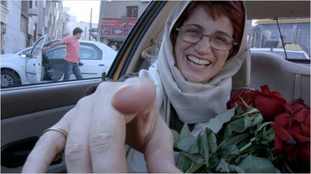 Taxi Teerã: ao cruzar as ruas de Teerã, ele conversa com os passageiros para traçar um panorama dos costumes locais