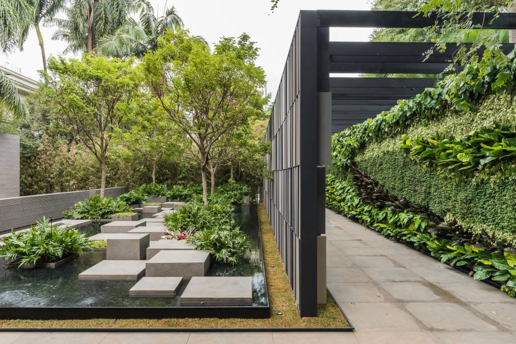O jardim de entrada de Alex Hanazaki