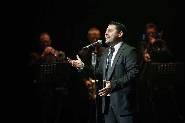 O cantor Gad Elbaz