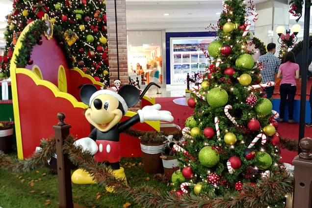 	Mickey Mouse e sua terma recebem as crianças na decoração do shopping ABC