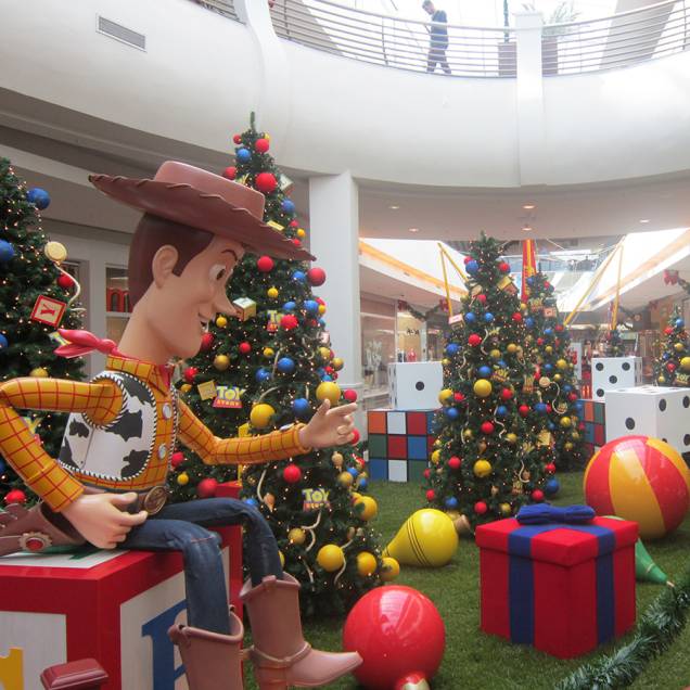 	Destaque de Woody na decoração de Natal do shopping Mooca, inspirada na animação <em>Toy Story</em>