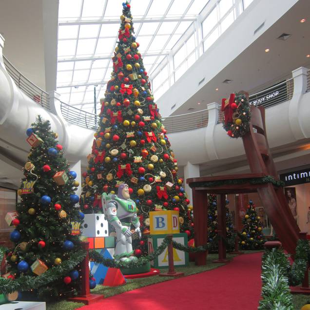 	Buzz Lightyear e os personagens da animação <em>Toy Story</em> são o destaque da decoração do shopping Mooca