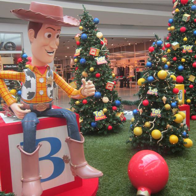 	"Tem uma cobra na minha bota!"; Woody, de <em>Toy Story</em>, encanta as crianças no shopping Mooca