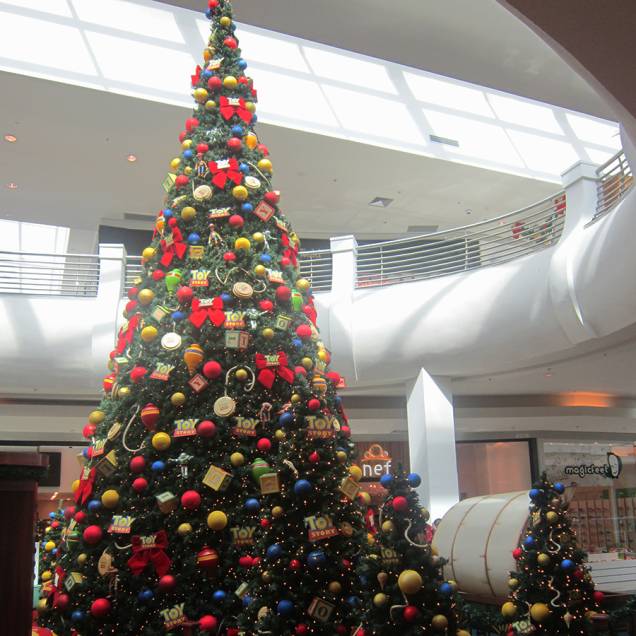 	Destaque da árvore mais alta da decoração do shopping Mooca, na Zona Leste da capital
