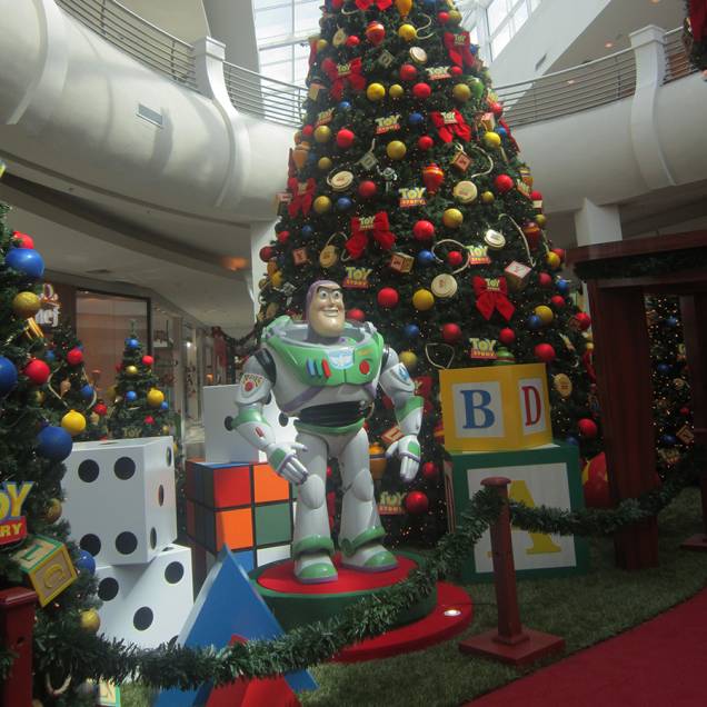 	Buzz Lightyear e os personagens da animação <em>Toy Story</em> são o destaque da decoração do shopping Mooca