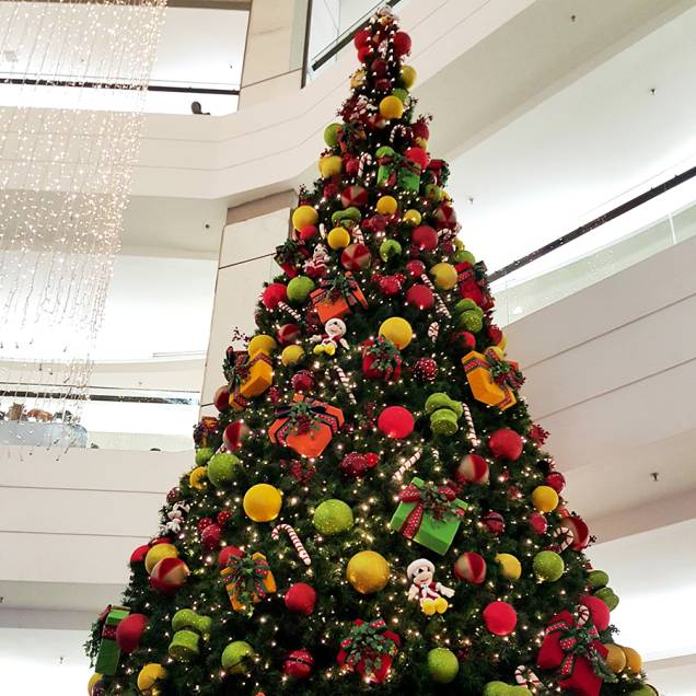 	A árvore de Natal do shopping ABC: pelúcias do Mickey e sua turma