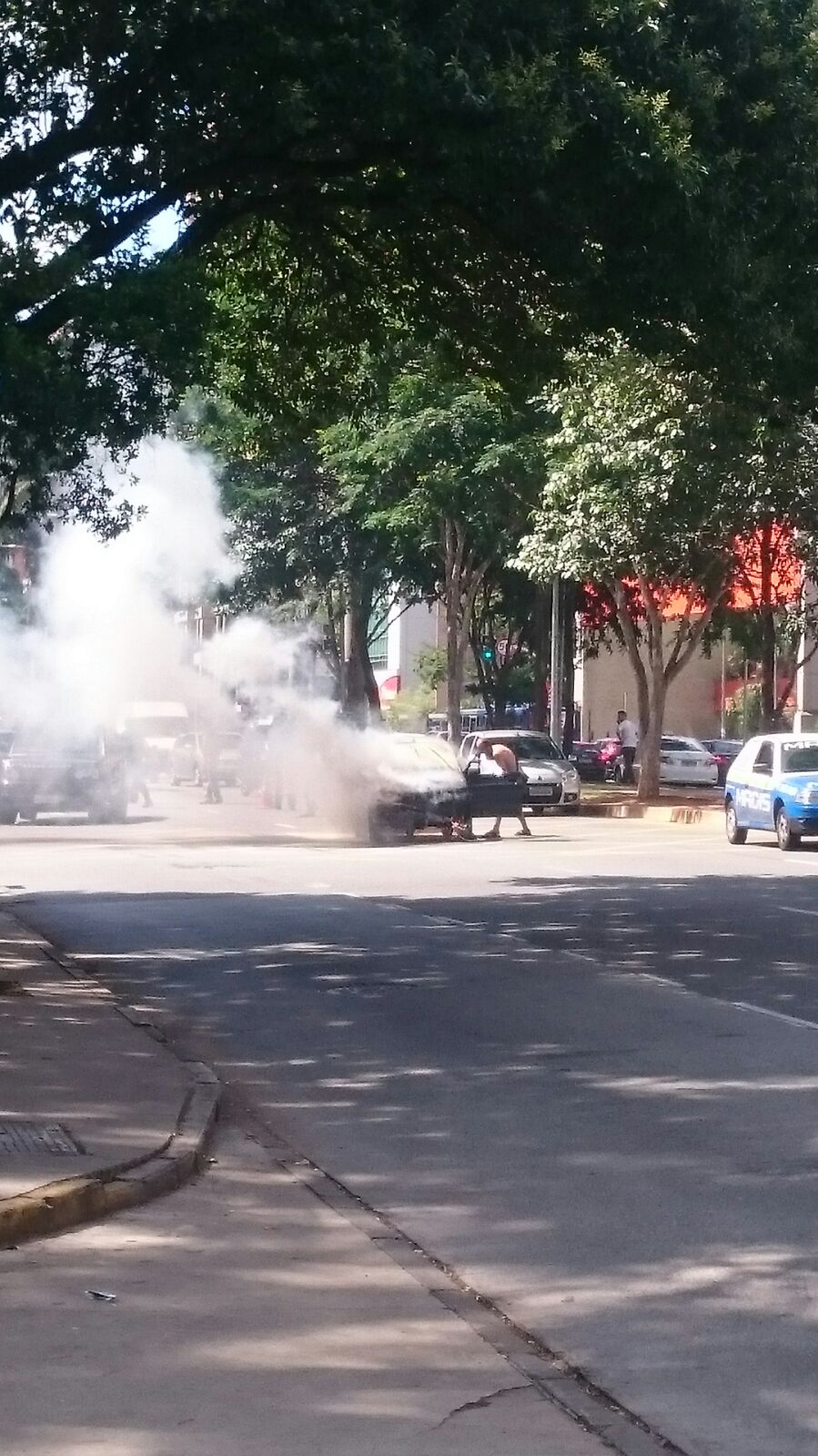 Carro pega fogo na Avenida Faria Lima nesta terça (15)