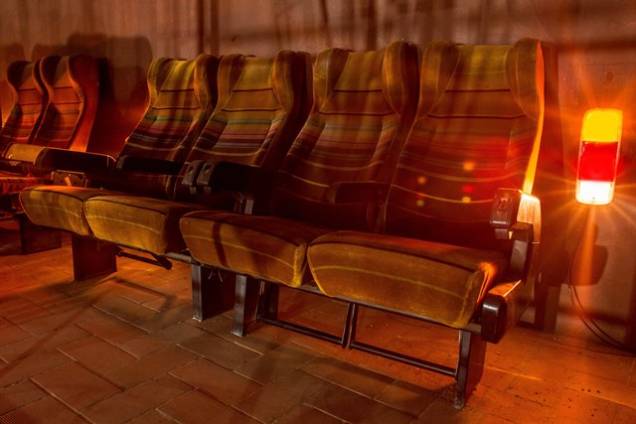 Clube do Desmanche: poltronas de um ônibus antigo servem de descanso na área dos fundos Clube do Desmanche: poltronas de um ônibus antigo servem de descanso na área dos fundos