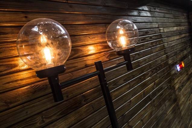 Clube do Desmanche: iluminação no deck aos fundos Clube do Desmanche: iluminação no deck aos fundos