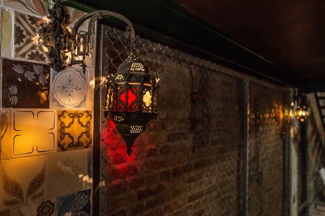 Clube do Desmanche: detalhes da ilumina&ccedil;&atilde;o e azulejos diferent&otilde;es