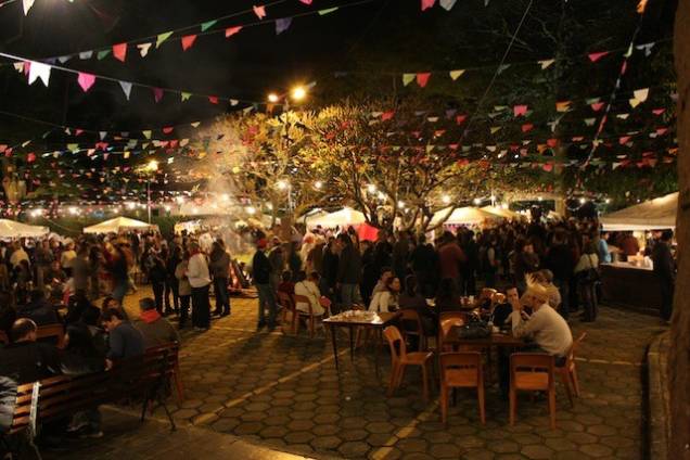 A festa acontece no estacionamento, mas a quadrilha de crianças será realizada no salão da catedral