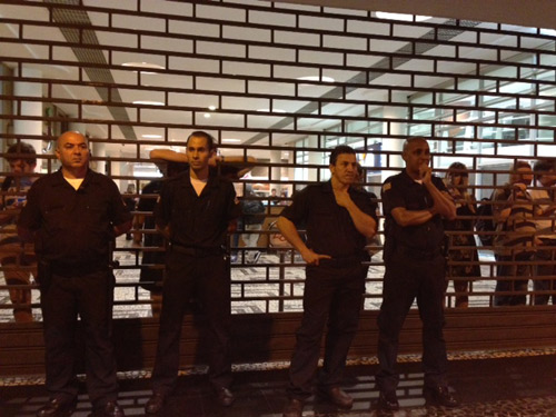 Frequentadores ficam presos no Conjunto Nacional durante passagem de ato anti-Copa Frequentadores ficam presos no Conjunto Nacional durante passagem de ato anti-Copa