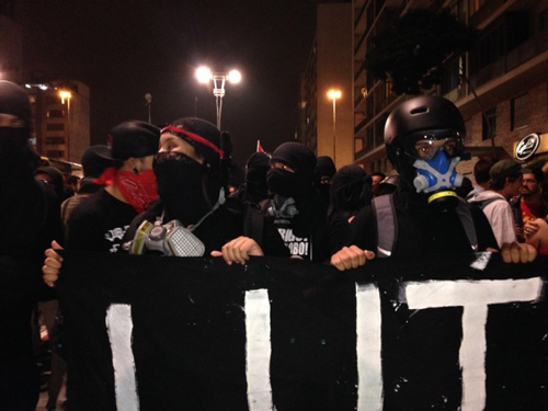 Integrantes de grupo blacks bloc participam do protesto na Av. Paulista
