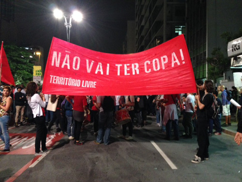 Manifestantes seguram faixa contra a Copa, no quarto ato contra o Mundial