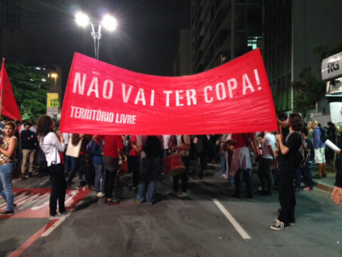 Manifestantes seguram faixa contra a Copa, no quarto ato contra o Mundial Manifestantes seguram faixa contra a Copa, no quarto ato contra o Mundial