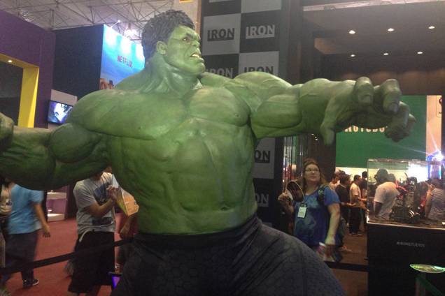 Modelo em tamanho real do super-herói Hulk: ponto de encontro para selfies e fotos posadas