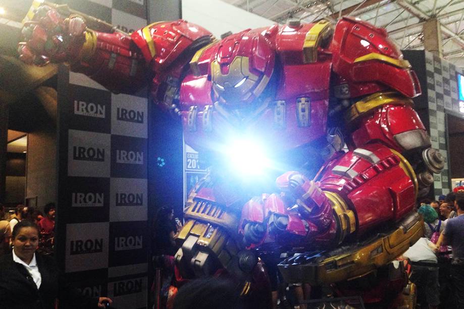 	Modelo em tamanho real da Hulkbuster, armadura usada pelo Homem de Ferro para deter os avanços de Hulk descontrolado 