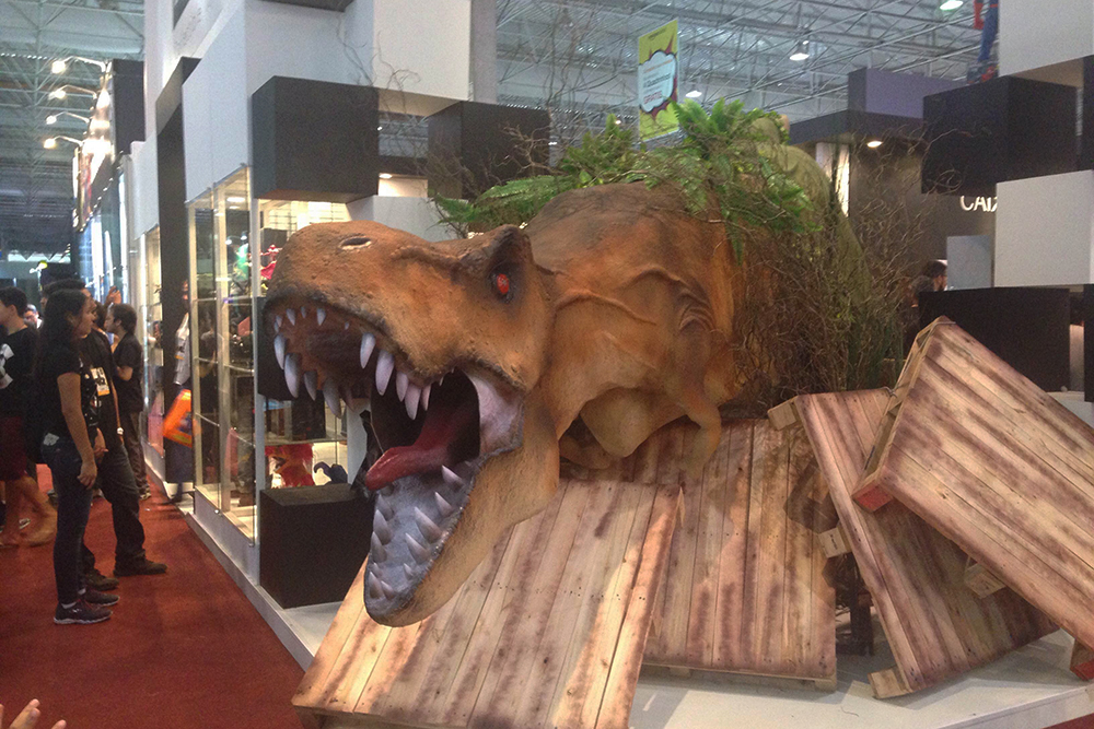 Dinossauro na frente do estande da loja Limited Edition: disputa para "ser comido" pelo dinossauro
