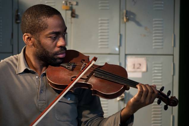 Tudo que Aprendemos Juntos: Lázaro Ramos é um violinista que vai lecionar em uma escola de música na periferia Tudo que Aprendemos Juntos: Lázaro Ramos é um violinista que vai lecionar em uma escola de música na periferia