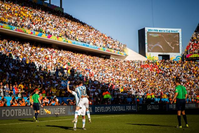 Torcida presente na partida entre Argentina e Suíça depredou cadeiras da Arena Corinthians