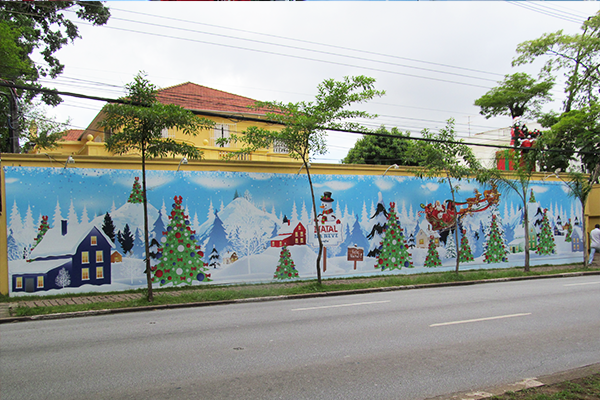 Painel natalino no número 1008 da Avenida Brasil: parte da decoração