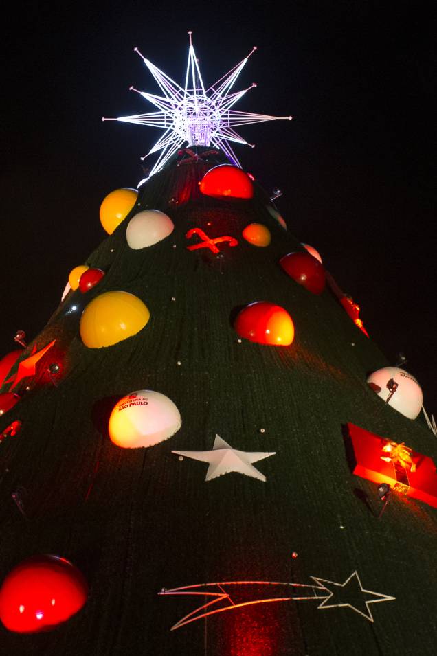 Árvore de Natal do Parque do Ibirapuera em 2014, com 54 metros de altura