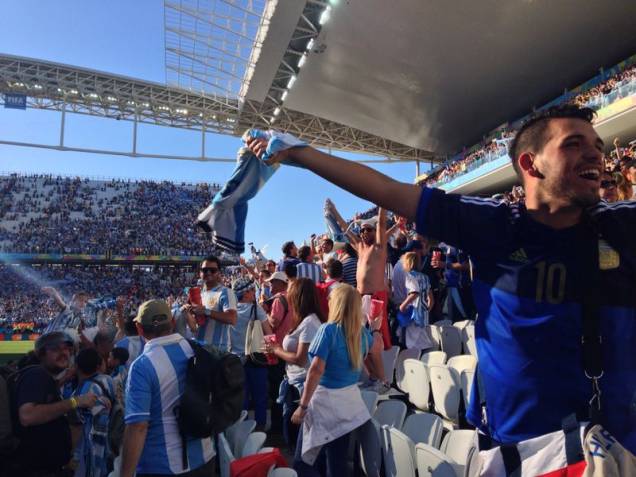 Comemoração dos torcedores argentinos dentro do estádio