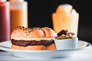 Chez Burger - Hambúrguer de 200 gramas com gruyère no pão macio: R$27,00